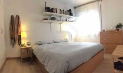 dormitorio ventana cama doble estanteria comoda